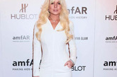 当地时间2012年2月8日，美国纽约，2012年的美国艾滋病研究基金 (amfAR) 纽约晚宴举办，由此拉开了纽约2012秋冬时装周的序幕。林赛-罗韩(Lindsay Lohan)一头金白发色白发搭配一身白色贴身礼服，魔女造型抢尽风头！

