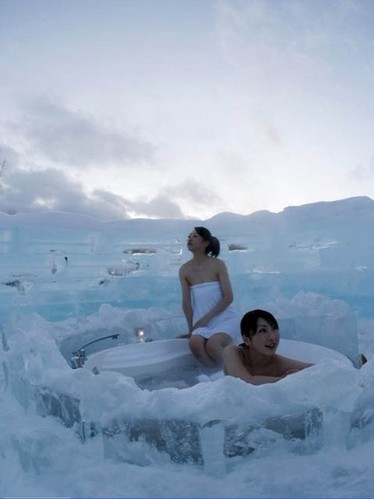 日本美女住冰雕旅馆 体验冰雪温泉(图)