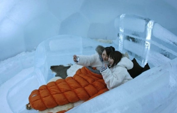 日本美女住冰雕旅馆 体验冰雪温泉(图)