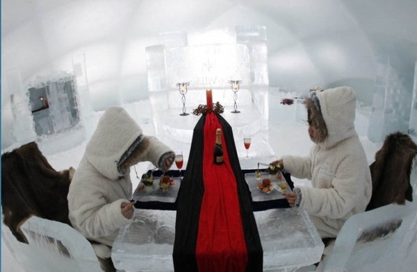 日本美女住冰雕旅馆 体验冰雪温泉(图)