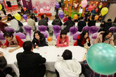 情人节临近，北京举办“爱情连连看”八分钟相亲活动，吸引二百余名青年和家长参加。