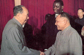 （1974年，毛泽东和邓小平在北京）在中国百姓的眼里，面容慈祥的邓小平亲切温和；在西方人眼里，这个喜欢抽烟的小个子却像芥末一样辛辣；在毛泽东眼中小平人才难得。而在蒋经国眼中，这位曾经的同窗却比毛泽东还要厉害……
