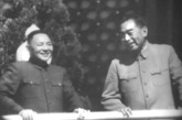 （1963年10月，邓小平和周恩来在天安门城楼上。
） 很少有人知道邓周二人的第一次合作，竟是1922年一起开了家名扬巴黎的“中华豆腐店”，这家小店的负责人就是邓小平，他善于用豆腐炒菜，并向食客介绍营养价值，这家由周恩来倡议开办的小店，主要是为革命活动提供经费。


