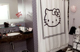 Hello Kitty Beauty Hotel Suite酒店的每一处布置都有Hello Kitty的身影，当然更不会缺少美妆品。最萌的彩妆产品和彩妆工具如约出现的你的房间，梳妆台前。