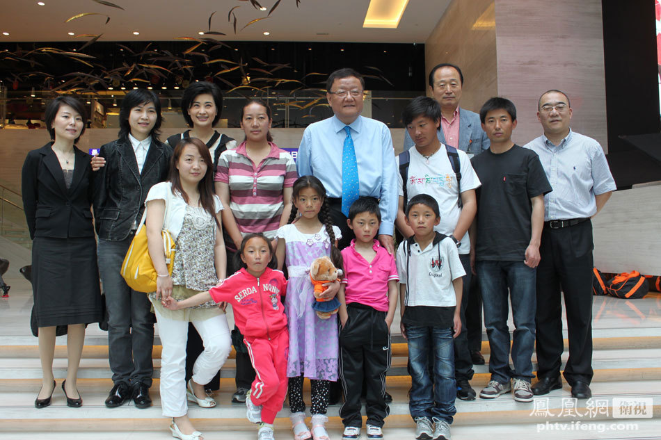 玉树灾区孤儿做客凤凰卫视香港总部 