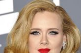 Adele是本次格莱美的大赢家，一人独揽6项大奖！谁能想到这个1988年出生的女孩，嗓音如此醇厚磁性。本次红毯亮相她选择成熟风韵的正红唇膏，搭配发梢略卷的中长翻分发型，气场十足！ 

