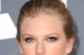 Taylor Swift乡村小天后本次造型一改往日蛋糕卷发，展露前额的发髻显得气质沉静，灰棕色眼影使眼眉之间多了一份内敛。 
