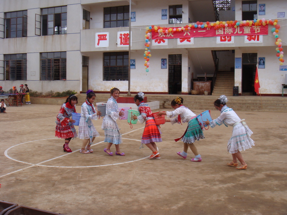 组图:乡村孩子学习生活