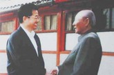 1999年国庆期间，习仲勋和胡锦涛在一起。


