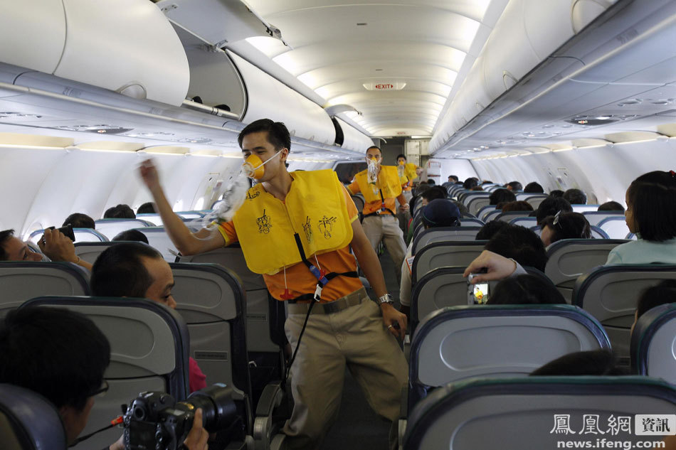 菲律宾空乘飞机上跳舞演示航空安全[高清大图
