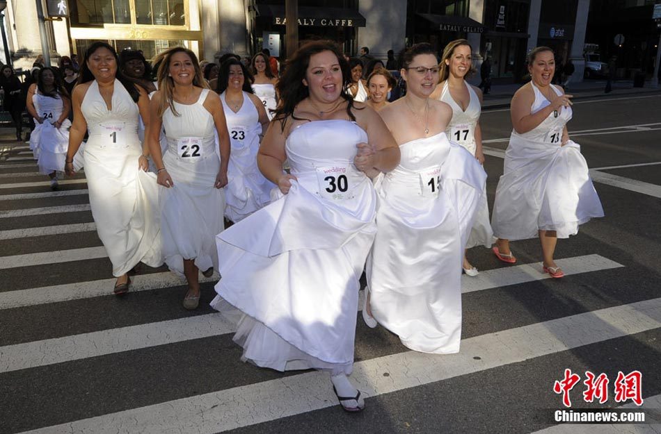 数十新娘纽约街头疯狂抢穿高跟鞋[高清大图]