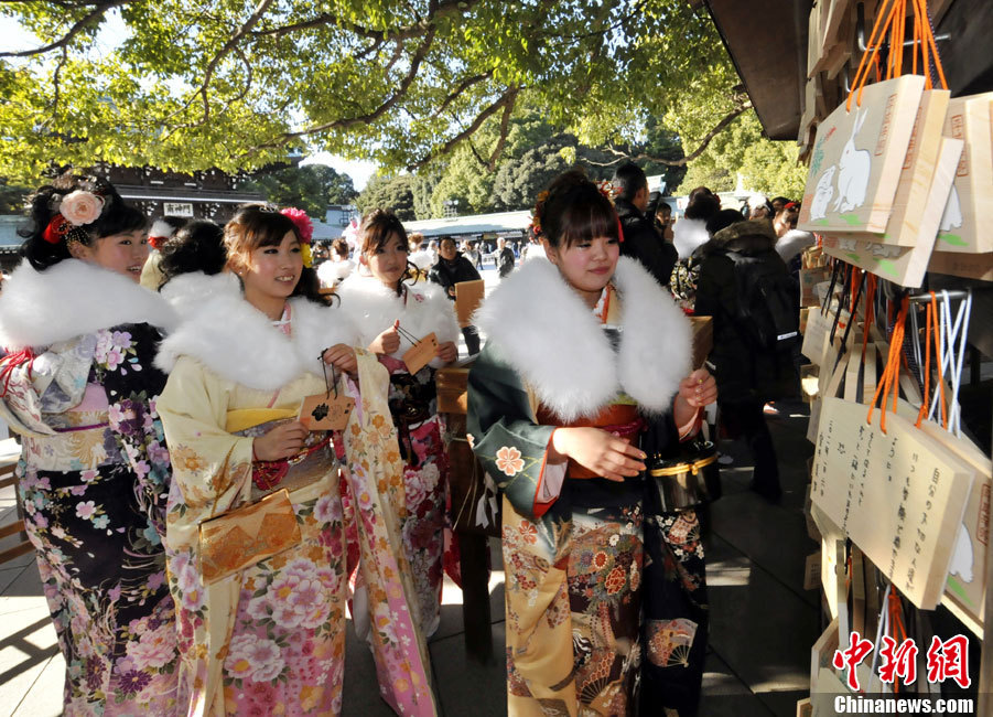 日本年轻女孩穿和服祈福迎接成人礼[高清大图