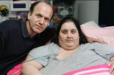 286公斤英国最胖女人因偷吃致猝死

2010年7月，286公斤的40岁英国女人莎伦因为体重过高，心肺功能均面临巨大的压力，只能躺在医院的床上带着氧气面罩维持生命。医生明令禁止她再进食任何高热量食物，然而有目击者称曾看到她央求自己的亲戚将炸鸡、烤鱼和薯片等食物“偷运”进病房，并趁医生不注意时偷偷吃下。莎伦曾说，医生认为她太胖而不给她做救命的外科手术，让她“自生自灭”。最终，她在7月25日于病房因心脏病突发去世。

