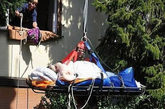 德国250公斤胖妇发病被困家中 起重机吊出

2009年8月，德国西部博特罗普市一名女子发病，但由于她体重达550磅(约250公斤)，救护人员无法将她抬出，只得出动起重机将其从窗口吊出，并接到救护车上将她送入医院接受治疗。

