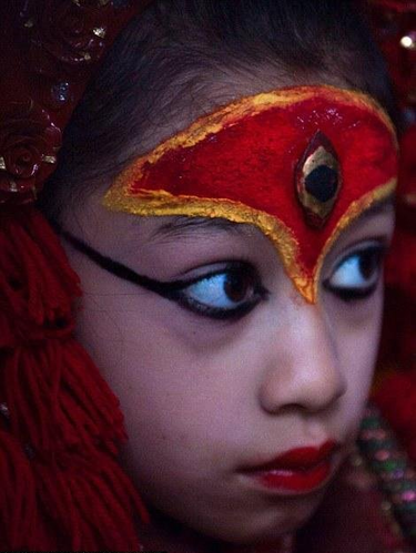 尼泊尔神秘“处女神”引千人膜拜