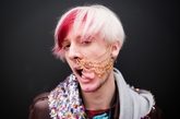 摄影师Erick Lastrange 一头金红混色发搭配夸张的鼻环穿孔造型，不羁感十足。