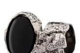 最新曝光的Yves Saint Laurent 2012春夏系列配饰，浓浓的复古气息扑面而来。带着鲜明宫廷风格烙印的精致印花首饰将华美、高贵的女性魅力完美衬托。此前受到众多时尚博主以及IT Girl Alexa Chung竞相演绎的复古艺术戒指依然是2012春夏系列配饰的重头戏。多种不同色彩的宝石处理工艺使每一款戒指的戒面都足够个性。而宽边个头大的戒指会令手指显得更加细长灵巧。