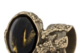 最新曝光的Yves Saint Laurent 2012春夏系列配饰，浓浓的复古气息扑面而来。带着鲜明宫廷风格烙印的精致印花首饰将华美、高贵的女性魅力完美衬托。此前受到众多时尚博主以及IT Girl Alexa Chung竞相演绎的复古艺术戒指依然是2012春夏系列配饰的重头戏。多种不同色彩的宝石处理工艺使每一款戒指的戒面都足够个性。而宽边个头大的戒指会令手指显得更加细长灵巧。