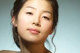 韩智慧：保持自我风格的韩国女明星，小眼睛是她的特色。 
