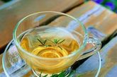 坏习惯6：喜喝新茶

新茶不宜多喝，存放不足半个月的新茶更加不能喝。这是因为新茶存放时间短，含有较多的未经氧化的多酚类、醛类及醇类等物质，对胃肠黏膜有较强的刺激作用，容易导致发生胃病。

