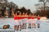 中国的大爷大妈们在这两年越发的开放了，来自广东省佛山市的冬泳爱好者们不仅在摄氏0度左右的冰水中冬泳，大妈们更是充发挥了幽默精神，穿上了芭蕾舞裙在寒冷的雪地中上演了雪地芭蕾舞。身着白色蓬蓬纱裙与红色上装的她们站在白雪皑皑的背景中显得越发的好看迷人。