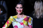 印度女星索娜姆·卡波尔出席Dolce & Gabbana 品牌秀场，演绎“开场秀”。