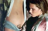 Gucci2003年的这个广告中，模特Carmen Kass极具挑逗的弄低自己的内衣。露出古琦的标志“G”,而男模特则眼睛直视这个标志。由于Gucci明确的宣布了自己广告的立场和设计的理念，所以它没有被A.S.A.禁播。 