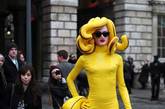 2012年2月18日，2012秋冬伦敦时装周PPQ举行时装发布，黄色塑料造型变身香蕉人成全场焦点，这位Pandomonia小姐喜欢穿着PVC材质的衣服，呆着一个PVC材质的小狗宠物，仿佛漫画中的人物穿梭在各大秀场，之前她就曾亮相2012春夏伦敦时装周PPQ秀场，以及CK秀场前排。