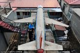辽宁省沈阳市下河村，58岁的农民李晶纯与家人在房顶上修整自制飞机。这架飞机机身长5米、宽1.5米，主要由废旧钢材制成。为打造这架飞机，这名爱好者与家人费时两年，耗资超过4万元。 