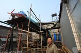 辽宁省沈阳市下河村，58岁的农民李晶纯与家人在房顶上修整自制飞机。这架飞机机身长5米、宽1.5米，主要由废旧钢材制成。为打造这架飞机，这名爱好者与家人费时两年，耗资超过4万元。 