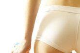 这种温暖而潮湿的环境非常有利于细菌的生长繁殖，从而易引起外阴部或阴道的炎症。综上所述，女孩子在选择内裤时宜选择白色或浅色、宽松的纯棉制品内裤。
