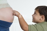 2、忌不合理的语言教育：语言教育时，孕妇可用中度音量向腹内的胎儿亲切授话，或吟读诗歌，或哼唱小调，或计算数字。
