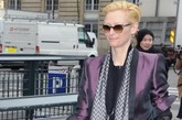 蒂尔达·斯温顿(Tilda Swinton)紫色上衣裤装帅气亮相！