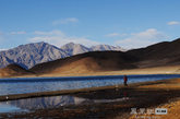 班公措又称错木昂拉红波，藏语意为“长脖子天鹅”，有世界上海拔最高的鸟岛。班公措位于阿里地区日土县城西北约12公里处，是中国日土县与克什米尔交界的国际性湖泊，呈东西走向，长约155公里，南北宽约15公里，最窄处仅五米。（图片来源：凤凰网华人佛教  摄影：湘江岸边）
