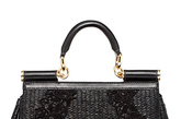 Dolce＆Gabbana 2012 Cruise系列手袋以简洁的款式和明亮的色彩冲击着众人的眼球。整个系列清一色为中小型手袋款式，多款动物纹印花的加入使手袋洋溢出浓浓的青春活力。浪漫的花边以及独特的皮革细节处理将设计师的设计功力完整呈现。
