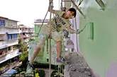 浙江温州市区水心竹小区居民住宅楼改造工地，“女蜘蛛人”胡复珍。