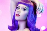 Katy Perry不愧为“水果姐”，除了多变的水果色妆容以外，其头发的颜色也如水果般绚丽多彩。比如这款紫色染发，搭配复古风格的齐刘海中长卷发，重温80年代好莱坞电影中时尚女郎的风潮。 
