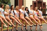 2011年8月12日，在爱尔兰首都都柏林，参加2011爱尔兰小姐总决选的34位佳丽别开生面的身着火辣比基尼泳装亮相街头，热辣的美女们除了摆出各种姿势拍照外，还时不时的与路人热情互动，乐在其中。 夺得2011爱尔兰小姐桂冠的佳丽将会代表爱尔兰参加世界小姐选美大赛的比赛。 难得一见的胜景啊，甚是夺目！