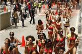  2009年11月7日，南非妇女身着比基尼泳装在约翰内斯堡参加游行。游行队伍沿着梅尔罗斯门大道走了1690米，意在打破最大规模比基尼游行的吉尼斯世界记录，同时提醒妇女提高防范乳腺癌的意识。