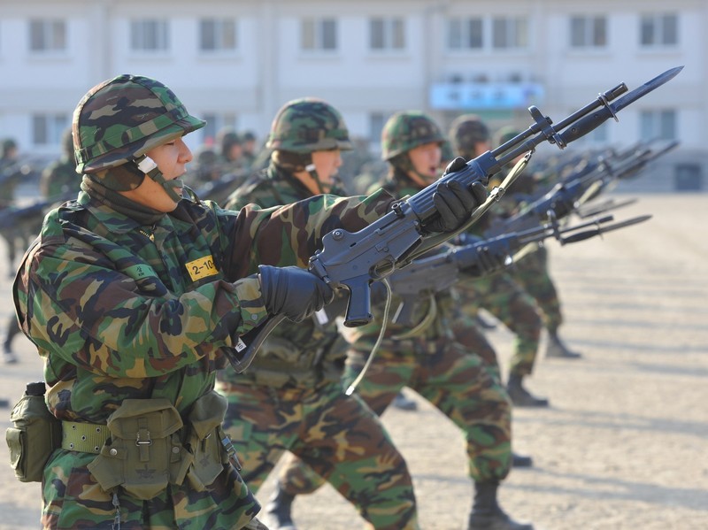 韩国预备役女军官持国产K2步枪练刺杀[高清组