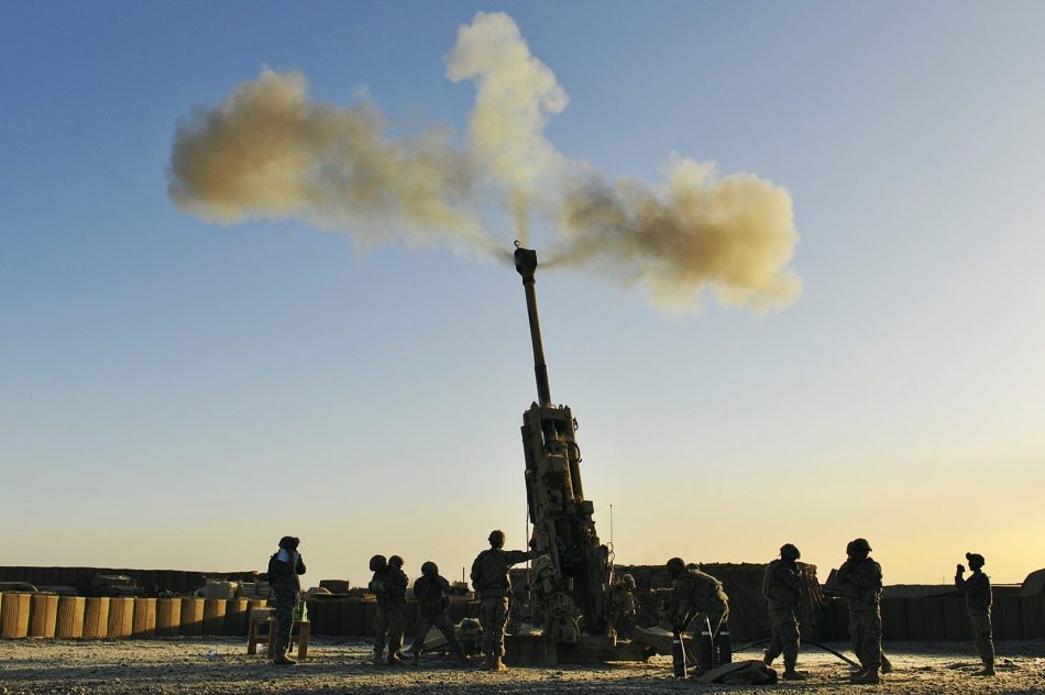 驻阿美军M777A2榴弹炮配备智能炮弹 射击精度