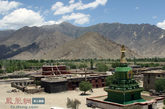 桑耶寺又名存想寺、无边寺，位于西藏山南地区的扎囊县桑耶镇境内，雅鲁藏布江北岸的哈布山下，距离泽当镇38公里。（图片来源：凤凰网华人佛教  摄影：曹立君）