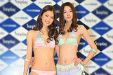 河北模特胡楠赴日本代言泳衣，甜美亮相大展修长身姿。