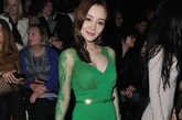 绿色蕾丝深v领口设计裙子与材质呼应，李小璐的好身材也尽显其中，在领略性感的同时，也感受到了一种不一样的优雅。