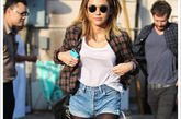 Miley Cyrus 
美国小甜心麦莉·赛勒斯一身青春阳光的格子衬衫+牛仔短裤被街拍。虽然是学生妹最常见的搭配，但细节处可见她的用心，挽起的靴子边就很好说明她的时尚感。