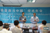 2007年，北美华人基督教学会主办学术年会，图为王忠欣教授在现场与宗教人士、学者交流。（图片来源：北美华人基督教学会提供）