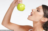 5.减压，益智提高免疫力


　　水果中数苹果含有的营养最为齐全，其中的多糖、钾离子、果胶、酒石酸、枸橼酸等，可以中和酸性体液中的酸根，降低体液中的酸性，从而缓解疲劳。苹果有“智慧果”、“记忆果”的美称。多吃苹果有增进记忆、提高智能的效果。苹果富含锌元素。锌是人体内许多重要酶的组成部分，是促进生长发育的关键元素。缺锌可使大脑皮层边缘部海马区发育不良，影响记忆力。

