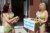 佩吉·施耐德（Paige Snyder）和海登·汉密尔顿（Hayden Hamilton）穿白菜比基尼上街宣传素食引围观，露雪白肌肤俨然成“人肉蔬菜包”。