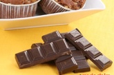 巧克力
巧克力会使情绪失控。巧克力会造成情绪更加不稳与嗜糖，除了会发胖之外，也会增加对维他命B的需求。同时，糖会消耗身体内维他命B与矿物质，并使人更爱吃糖类食物。进食高糖类的甜食，不但无法改善经期不适症状，反而可能因为血糖不稳定，影响体内荷尔蒙的平衡，加重不舒服的感觉。﻿ 

