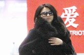明星在机场似乎都会以墨镜掩人耳目，但李湘一身皮草大衣外加大牌手袋的豪客装扮，即使戴上墨镜也会引来其他人的目光。